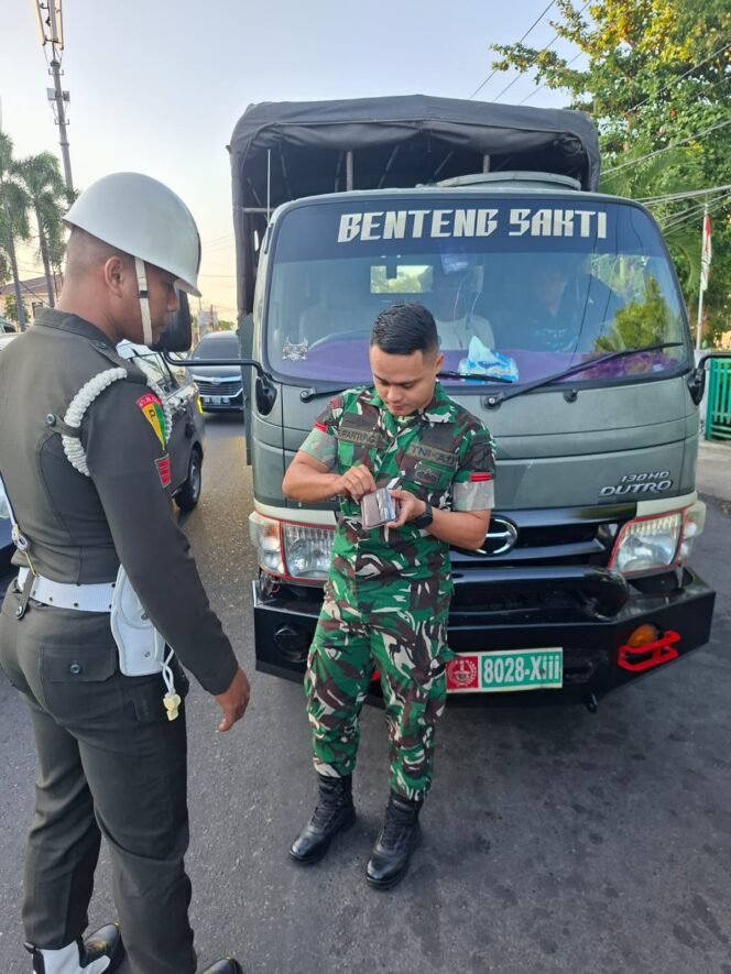 
Tingkatkan Disiplin dan Kepatuhan, Pomdam XIII/Merdeka Gelar Operasi Gaktib Razia Kendaraan Prajurit