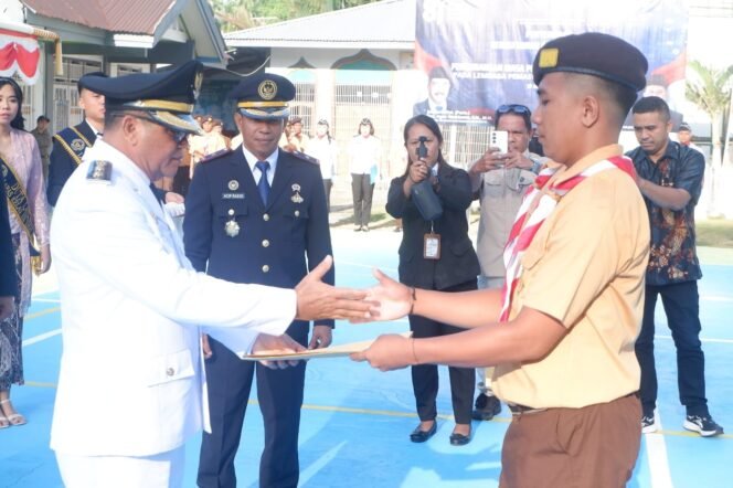 
Bupati sitaro, Heronimus Makainas menyerahkan  sk remisi bagi 55 wbp lapas kelas IIb ulu siau
