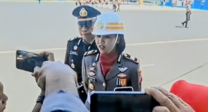 
Kasat Lantas Polres Bitung AKP Dwi Dea Anggraini usai bertugas sebagai Komandan Upacara HUT ke-81 Kemerdekaan RI di Lapangan Kantor Wali Kota Bitung, Senin (17/8/2026).