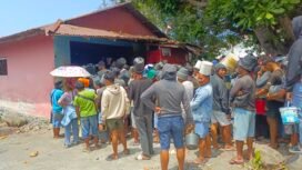 Antrean Pembeli BBM  Kelangkaan BBM di Kabupaten Kepulauan Siau Tagulandang Biaro (Sitaro) membuat warga harus mengantre untuk mendapatkan bahan bakar. Sejumlah pembeli terlihat memadati area PT Maranatha selaku agen penyalur BBM, dengan membawa wadah untuk menampung BBM yang dibutuhkan.