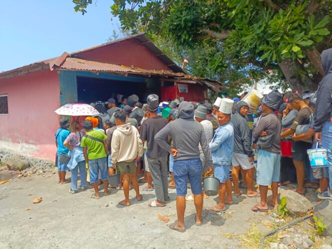 
Antrean Pembeli BBM  Kelangkaan BBM di Kabupaten Kepulauan Siau Tagulandang Biaro (Sitaro) membuat warga harus mengantre untuk mendapatkan bahan bakar. Sejumlah pembeli terlihat memadati area PT Maranatha selaku agen penyalur BBM, dengan membawa wadah untuk menampung BBM yang dibutuhkan.