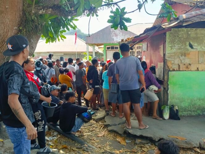 
Kelangkaan BBM di Kabupaten Kepulauan Siau Tagulandang Biaro (Sitaro) membuat warga harus mengantre untuk mendapatkan bahan bakar. Sejumlah pembeli terlihat memadati area PT Maranatha selaku agen penyalur BBM, dengan membawa wadah untuk menampung BBM yang dibutuhkan.