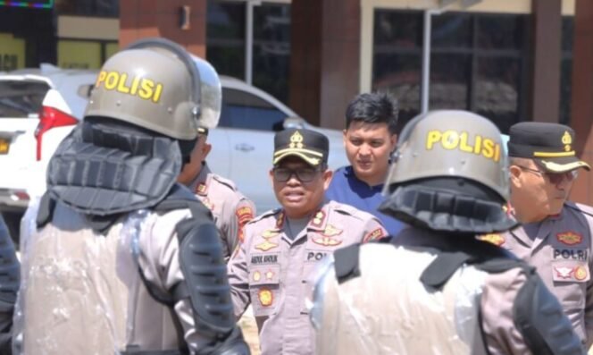 
Kapolres AKBP Abdul Kholik Turun Langsung Pantau Latihan Dalmas di Mapolres Kotamobagu