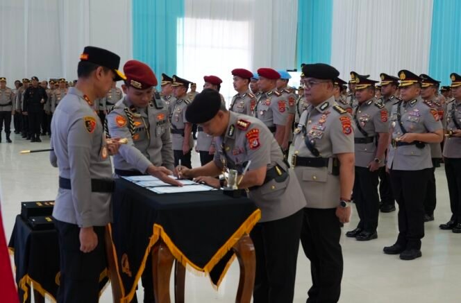 
Kapolda Sultra Pimpin Sertijab Sejumlah PJU Dan Kapolres Jajaran Serta Lantik Kapolres Konkep