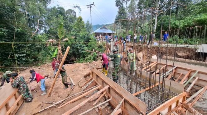 
Personil Kodim 1414/Tator Bangun Jembatan Beton Di Pedalaman Kabupaten Torut, Harapan Masyarakat Kini Terwujud