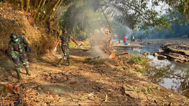 
Sinergitas Kodim 1414/Tator Dan Aparat Gabungan Torut Bersihkan Sampah Di Bantaran Sungai