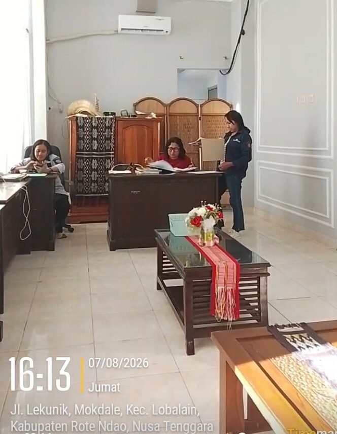 
Lea Kase Batasi Wartawan Menunggu Berjam-jam, Akses Wawancara Bupati Rote Ndao Dipertanyakan ?