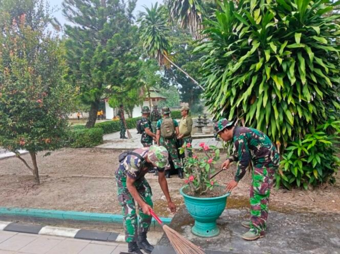 
Sinergi Personel Gabungan Dan Masyarakat Bersihkan TMP Watubangga Sambut HUT Kemerdekaan RI Ke-81