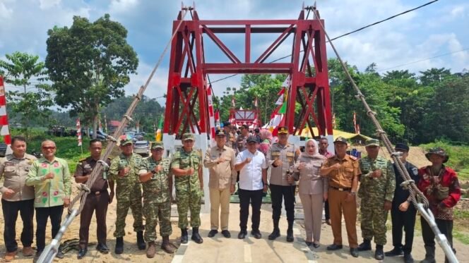 
Diresmikan Presiden Prabowo Secara Serentak, Jembatan Perintis Garuda Kodim 1417/Kendari Hubungkan Desa Amokuni Dan Desa Lameru