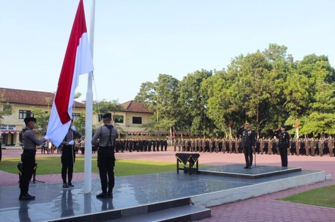 
Pimpin Upacara Peringatan HUT Kemerdekaan RI Ke-81, Wakapolda Sultra : Tekankan Pengabdian Polri Untuk Masyarakat