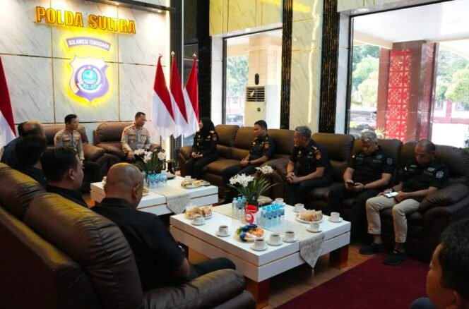 
Perkuat Sinergi Berantas Peredaran Barang Ilegal Di Sultra, Kapolda Sultra Terima Kunker Dan Audiensi Bea Cukai