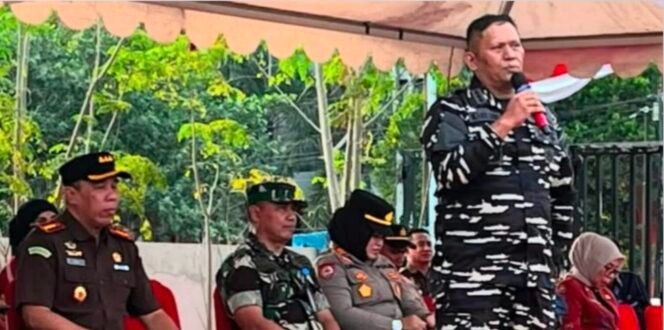 
Danlanal Kendari Kolonel Laut (P) M. Sati Lubis Minta Warga Stop Buang Sampah ke Laut
