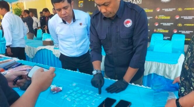 
Polresta Kendari Amankan Dua Pria, 19 Paket Sabu 7,41 Gram Disita di Pondambea