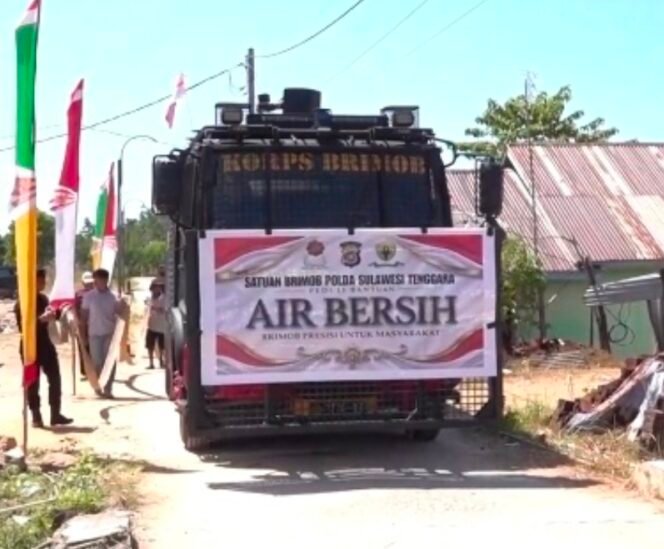 
Brimob Polda Sultra Respons Kekeringan, Salurkan Air Bersih untuk 400 KK di Konawe