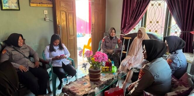 
Polwan Polres Palopo Sambangi Senior dan Rekan yang Sakit