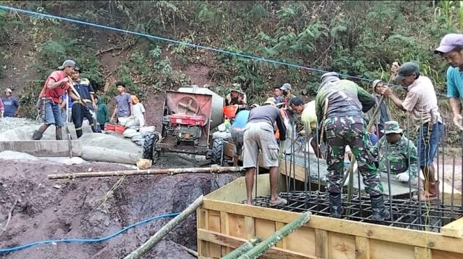 
TNI dan Warga Pacu Pembangunan Jembatan Beton Karangan Torut
