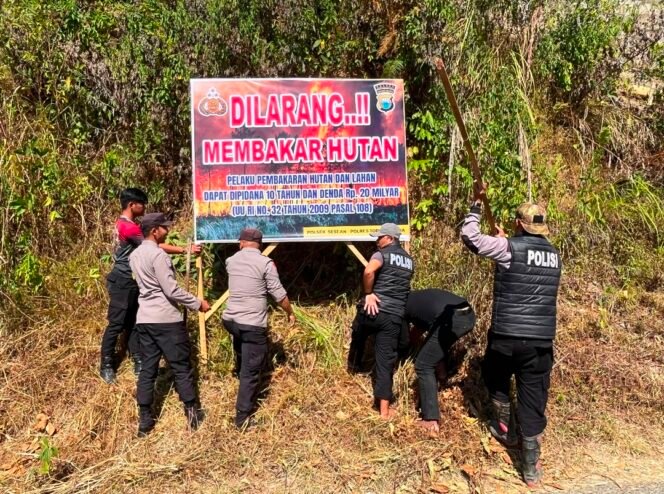 
Polsek Sesean Pasang Spanduk Cegah Karhutla di Tiga Titik Rawan