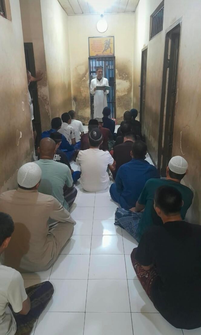 
Polres Palopo Bina Rohani 30 Tahanan