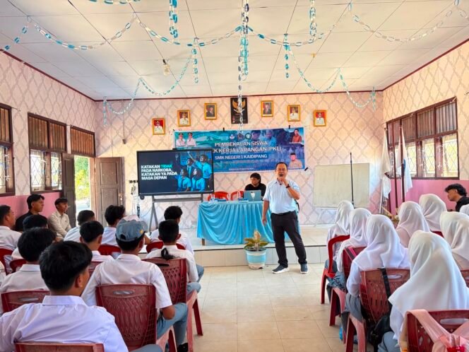
Satresnarkoba Polres Bolmong Utara Tanamkan Semangat Anti Narkoba Kepada Siswa SMK Negeri 1 Kaidipang