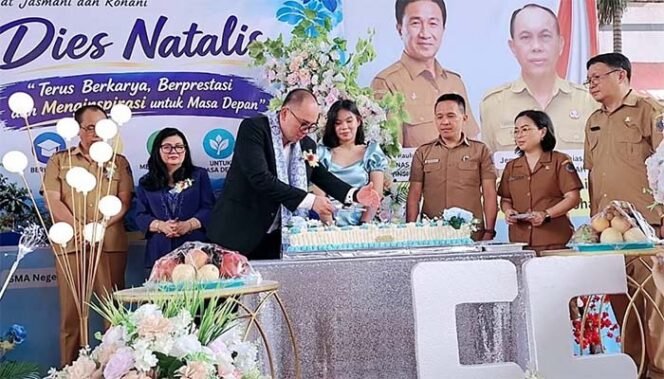 
Foto - Plh Sekretaris Dikda Sulut Bravo Turangan ST Saat potong tumpeng HUT ke-66 SMANSA Manado