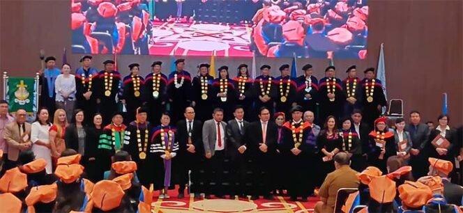 
 Foto - Kadis Dikda Sulut Drs Jahya Rondonuwu M.Si ( Tengah) Ketua Sinido GMIM Pdt Adolf Wenas  dan Kepala LLDikti Wilayah XVI Suluttengo Dr Munawir Razak serta Rektor UKIT Dr Ir Sandra Kurua M.Si ( tengah) bersama Dekan saat wisudah UKIT