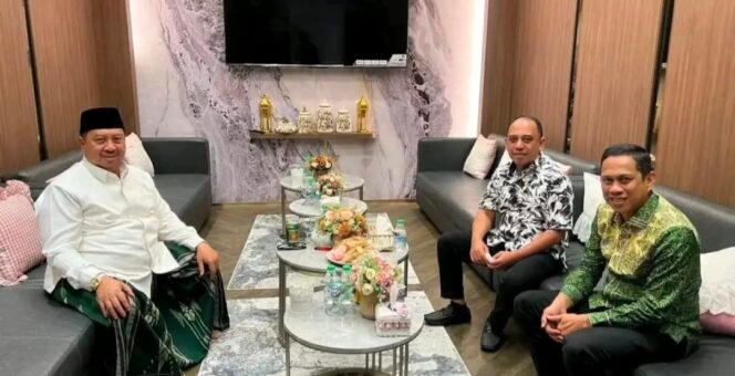 
Wali Kota Kotamobagu Saat Kunjungan Kerja di Ruang Kerja Bupati Jombang Warsubi. (Dok : KM)