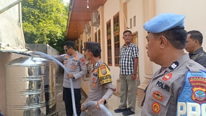 
Kapolres Sitaro Salurkan 6.000 Liter Air Bersih untuk Warga Hiung