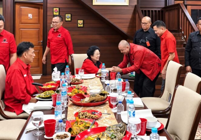 
Ketua DPC, DRT: PDIP Sangihe Solid Sambut Kedatangan Ketum Megawati
