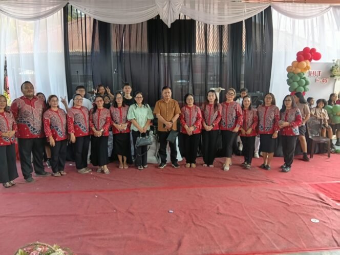 
Foto - Kadis Dikbud Manado Peter Assa ST.M.Sc.Ph.D ( tengah) bersama Kepsek SMP Negeri 8 Tineke Timpaulu S.Pd  ( tujuh dari kiri).
