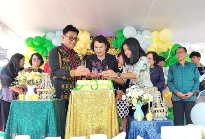 
Foto istimewa - Kepsek SMA Negeri 9 Manado Hendra Masie S.Pd.MM ( kiri) saat memotong kue dan pasang Lilin HUT ke-35 Tahun Didampingi Wakil Kepsek Jumat 25 September 2026