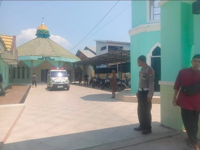 
Jaga Kelancaran Pemakaman, Polsek Wara Kawal Jenazah Warga
