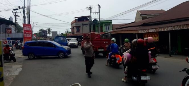 
Dengar Keluhan Warga, IPDA H. Ruslan Urai Kemacetan di Dangerakko