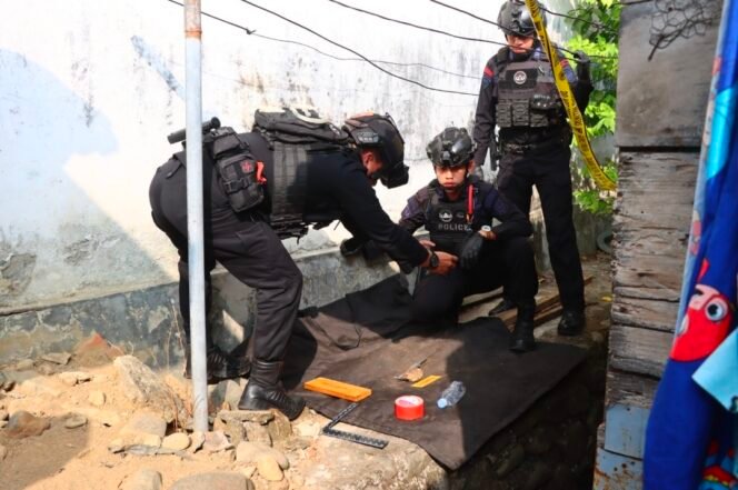 
Tim Jibom Gegana Satbrimob Polda Sulsel Evakuasi Benda Diduga Granat di Asrama Polres Palopo