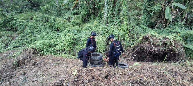 
Tim Jibom Gegana Satbrimob Polda Sulsel Musnahkan Granat Nanas di Lapangan Tembak Latuppa