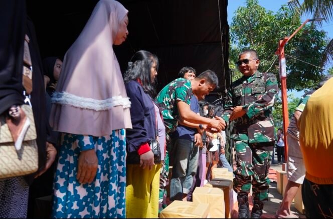 
Pangdam XIV/Hasanuddin Salurkan Bantuan untuk 29 KK Korban Kebakaran Asrama Mattoanging