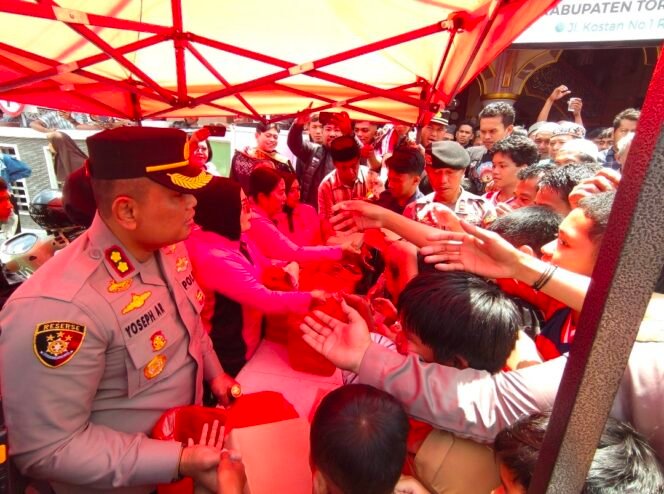 
Usai Salat Jum’at, Kapolres Torut Bagikan Ratusan Paket Makan Siang