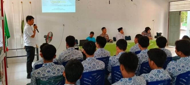
Cegah Narkoba Masuk Sekolah, Satresnarkoba Polres Palopo Bekali Siswa SMAN 2