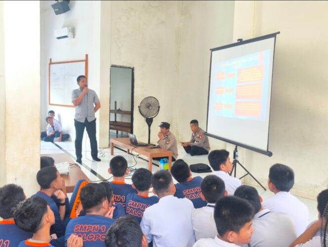 
Cegah Jerat Narkoba, Satresnarkoba Polres Palopo Edukasi Pelajar SMPN 1