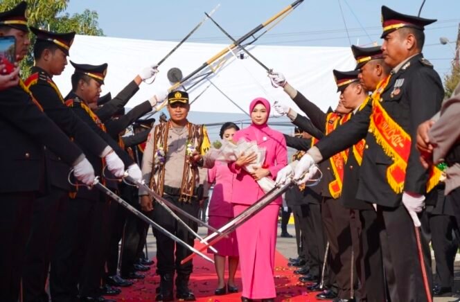 
Tradisi Pedang Pora Sambut Kombes Pol Safi’i Nafsikin, Resmi Pimpin Polresta Kendari