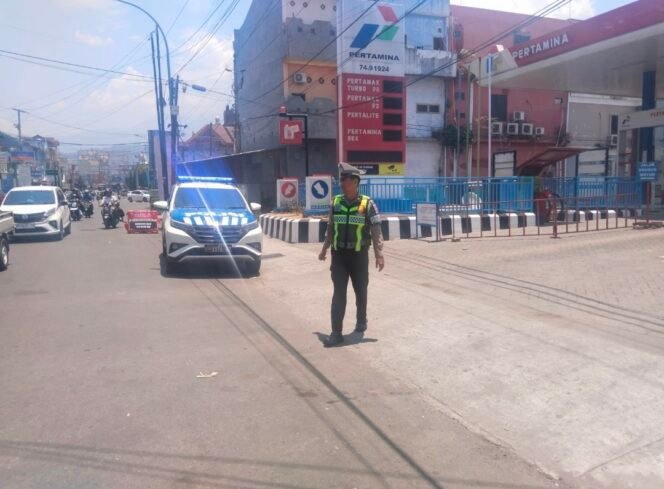 
Jaga Kelancaran Lalu Lintas, Satlantas Polres Palopo Atur Antrean BBM di SPBU M. Razak