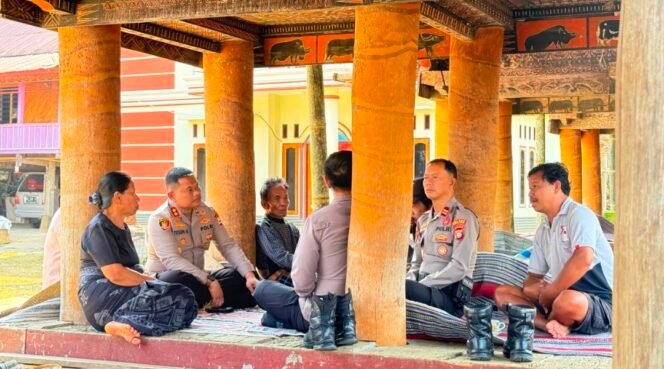 
Kapolres Torut Sambangi Rumah Duka Almarhum Aris Sanda Korban Penembakan di Papua