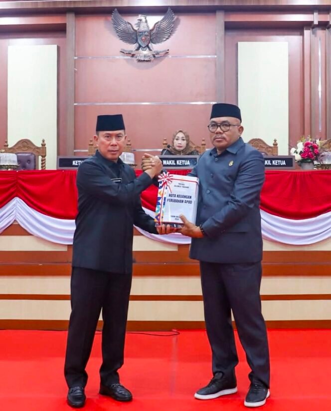 
Gubernur Sultra Serahkan Ranperda Perubahan APBD 2026 ke DPRD