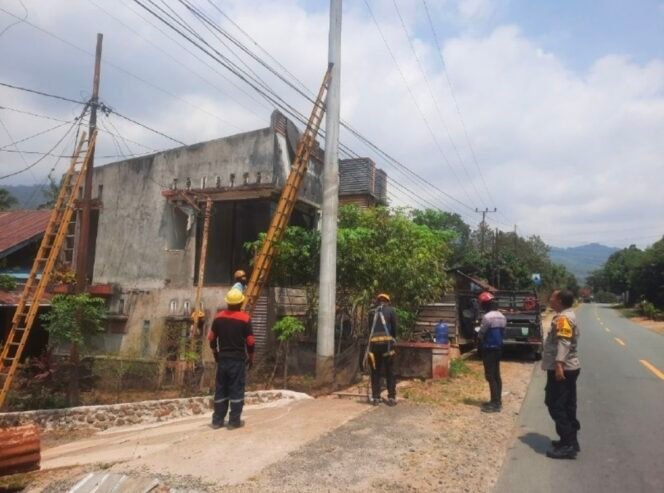 
Sigap Bantu Petugas PLN, Bhabinkamtibmas Kelurahan Lebang Atur Arus Lalu Lintas