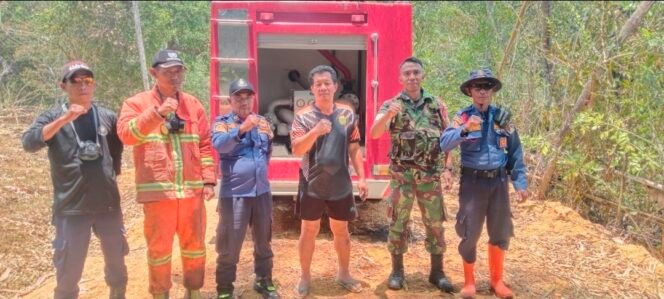 
Cepat Tanggap, Babinsa Poasia Bersama Damkar Padamkan Kebakaran Hutan di Abeli