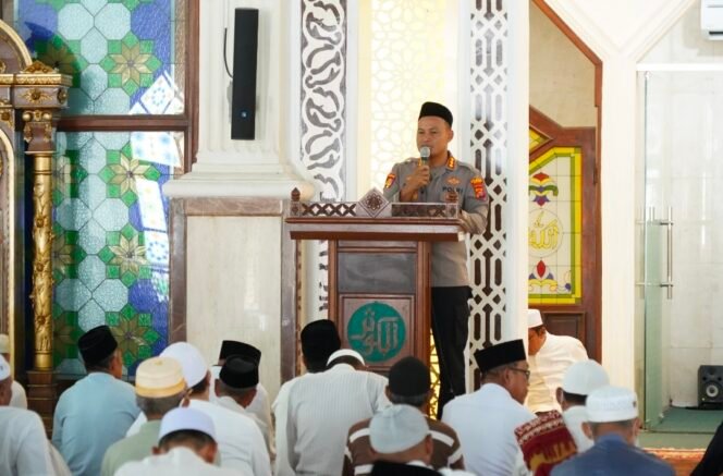 
Safari Jum’at, Kapolresta Kendari Ajak Jamaah Masjid Al-Kautsar Jaga Kamtibmas