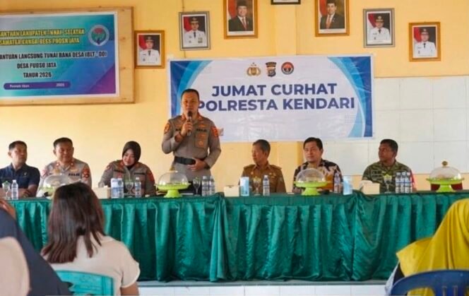 
Jum’at Curhat Perdana, Kapolresta Kendari Dengarkan Keluhan Warga Puosu Jaya