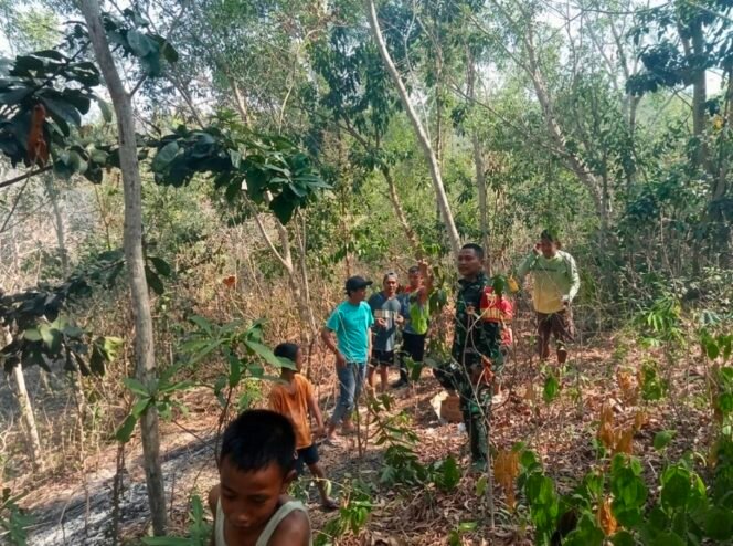 
Koramil 1417-12/Soropia dan Warga Padamkan Kebakaran Lahan di Otowatu