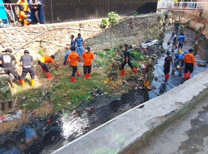 
Sambut HUT ke-81 TNI, Kodim 1417/Kendari Bersihkan Lingkungan