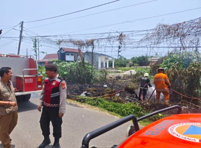 
Diduga Akibat Pembakaran Sampah, Polisi dan Damkar Tangani Kebakaran Lahan di Benteng Palopo