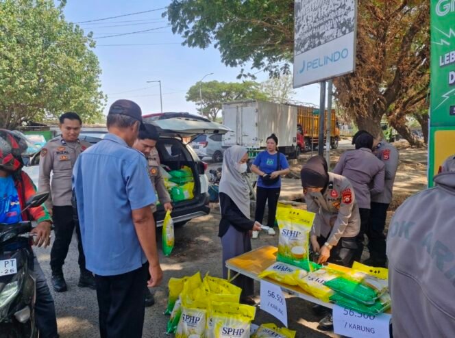 
300 Karung Beras SPHP Bulog Ludes Terjual dalam Sejam, RoSDM Polda Sulsel Bantu Warga